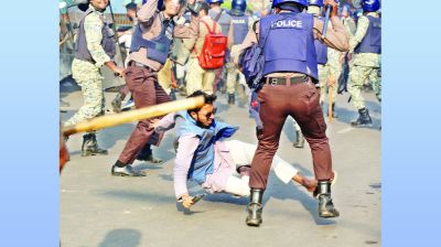 পুলিশ-ইনকিলাব মঞ্চ সংঘর্ষে শাহবাগ রণক্ষেত্র