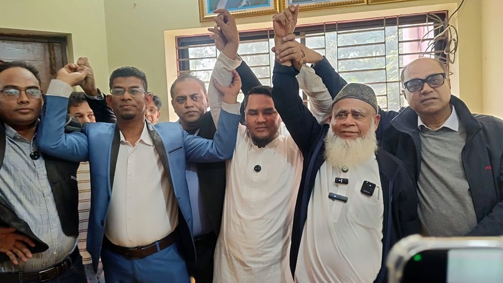 বিএনপিকে সমর্থন দিয়ে নির্বাচন থেকে সরে দাঁড়ালেন গণঅধিকারের গোলাফ