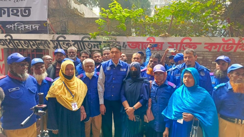 বেতন বৈষম্য দূর করার দাবিতে গ্রাম পুলিশের অবস্থান কর্মসূচি