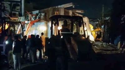 ভারতে তিনতলা ভবন ধস, বহু মানুষ চাপা পড়ার আশঙ্কা