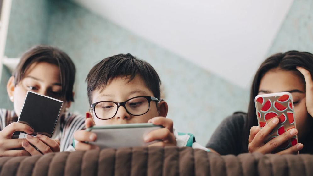 অতিরিক্ত স্ক্রিনটাইম শিশুদের হৃদরোগের ঝুঁকি বাড়িয়ে দিচ্ছে