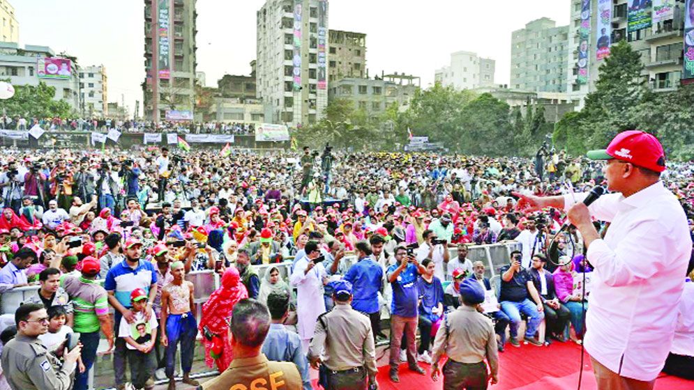 একটি দল গ্রামে গ্রামে গিয়ে মা-বোনদের বিভ্রান্ত করছে