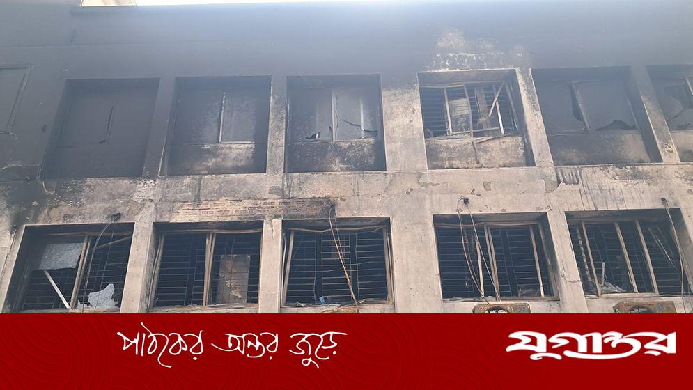 বাগেরহাটে অগ্নিকাণ্ড: মুক্তিযোদ্ধা সংসদ ভবনে ১৫ দোকান ও ডায়াগনস্টিক সেন্টার পুড়ে ছাই