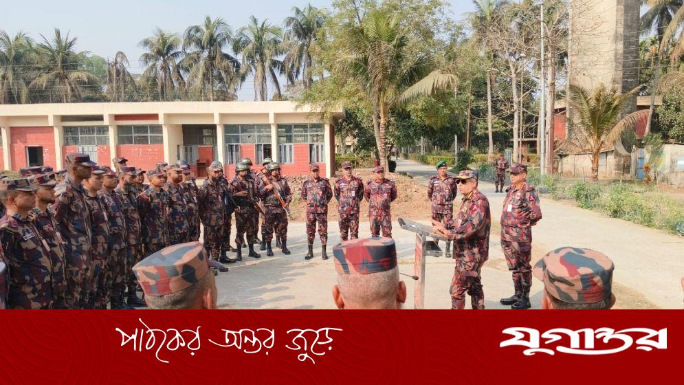 বিজিবি মহাপরিচালকের ফরিদপুর-মুন্সীগঞ্জে নির্বাচনি বেজ ক্যাম্প পরিদর্শন