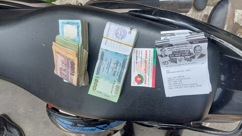 বরিশালের বাবুগঞ্জে টাকাসহ বিএনপির দুই কর্মী আটক