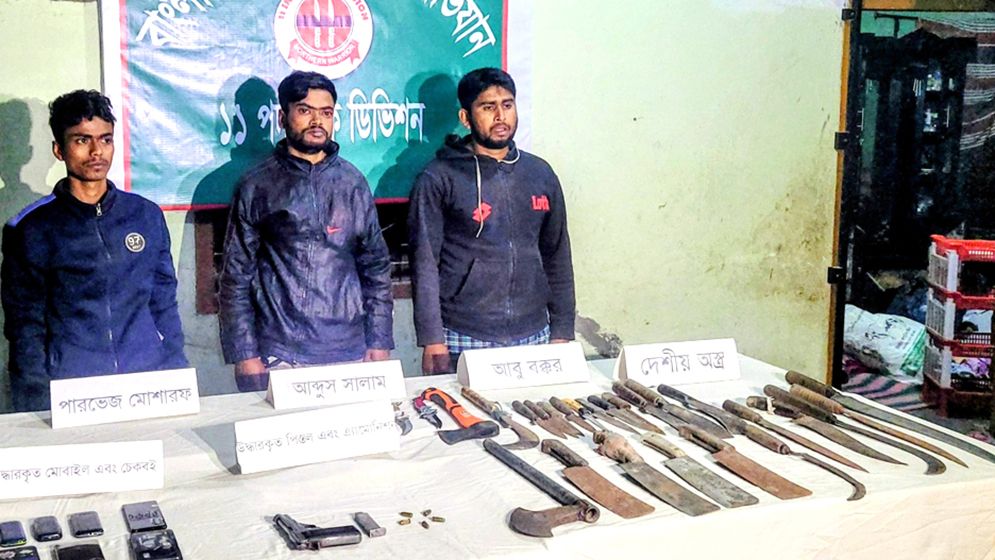 গুলিভর্তি পিস্তল-দেশীয় অস্ত্রসহ বিএনপির তিন নেতাকর্মী গ্রেফতার