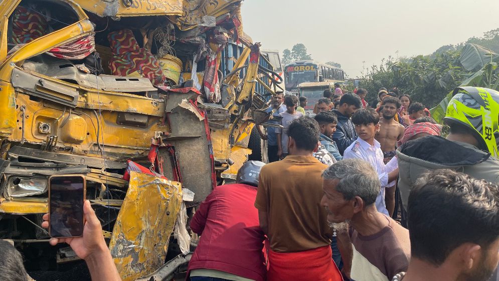 ভাঙ্গায় বাস-ট্রাকের মুখোমুখি সংঘর্ষ, আহত ৩৫