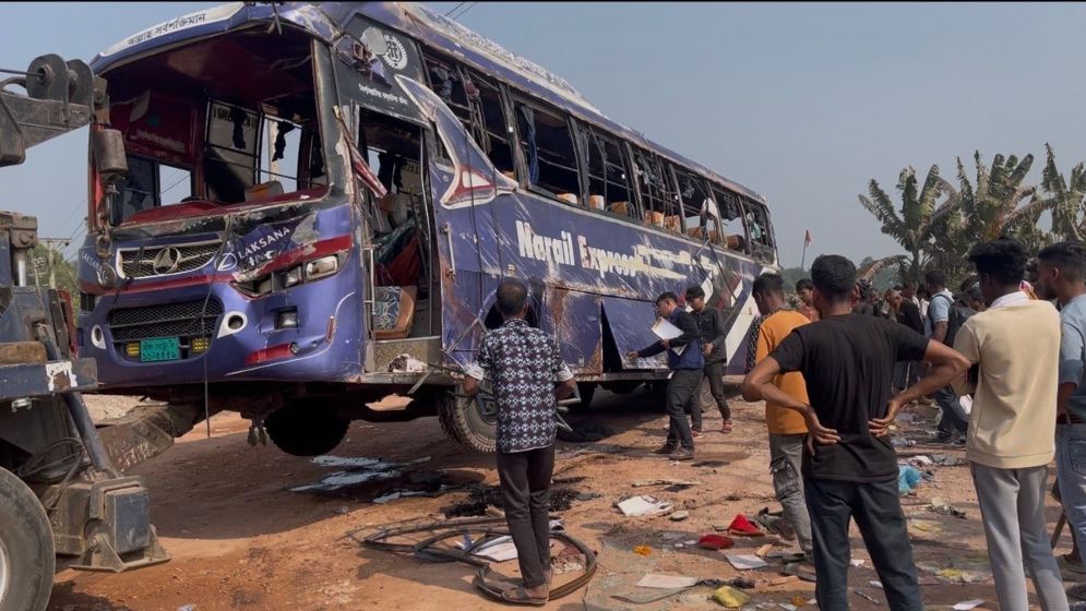 যাত্রীবাহী বাস উলটে প্রাণ গেল দুজনের