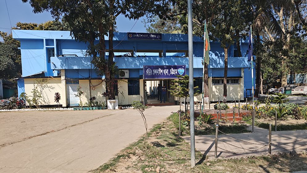অবৈধভাবে বিতরণের সময় বিপুল পরিমাণ টাকাসহ আটক ৩