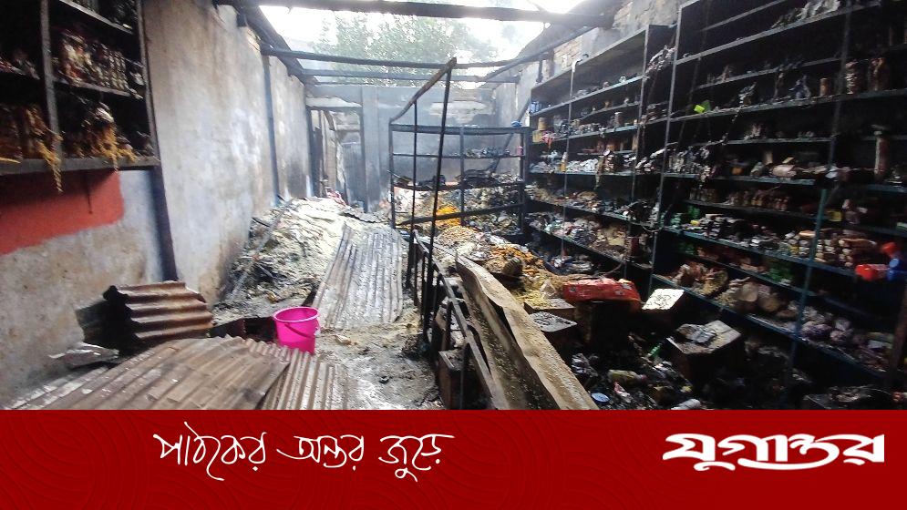 লক্ষ্মীপুরের রায়পুরে ভয়াবহ আগুনে আট ব্যবসা প্রতিষ্ঠান পুড়ে ছাই