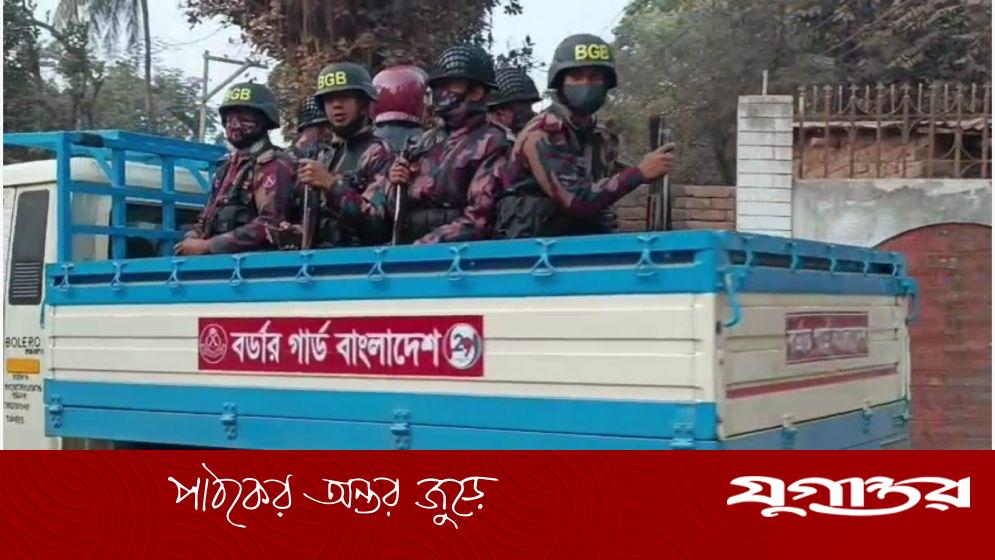 সীমান্তবর্তী হিলিতে নির্বাচনি নিরাপত্তা জোরদার: পুলিশ-বিজিবি-র্যাবের যৌথ টহল