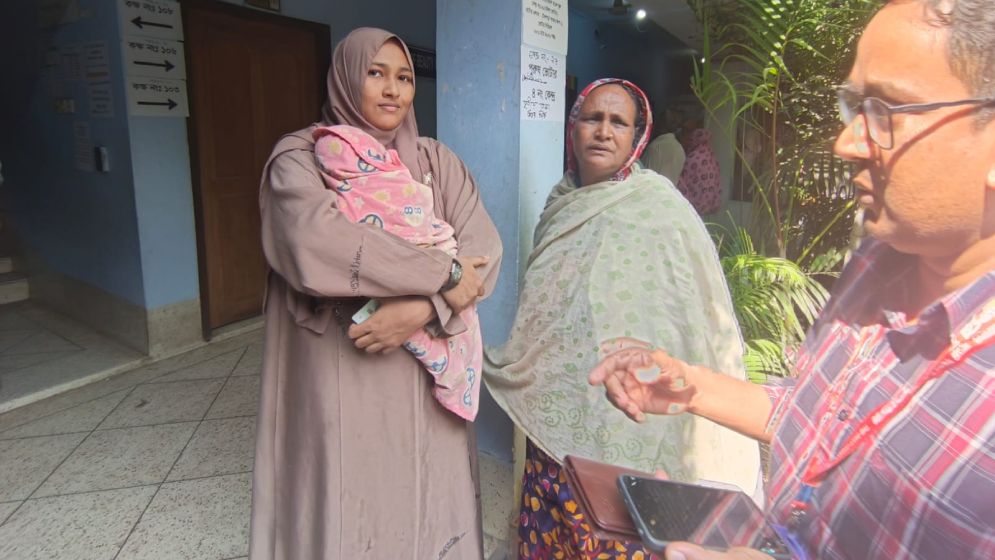 ‎দুই মাসের সন্তান কোলে নিয়ে ভোট দিলেন ফারজানা