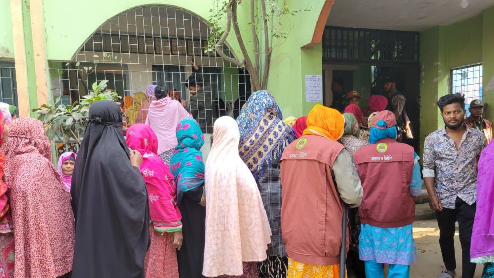 কাজলা কেন্দ্রে নামের ভুলে ভোট দিতে পারেননি অনেক নারী