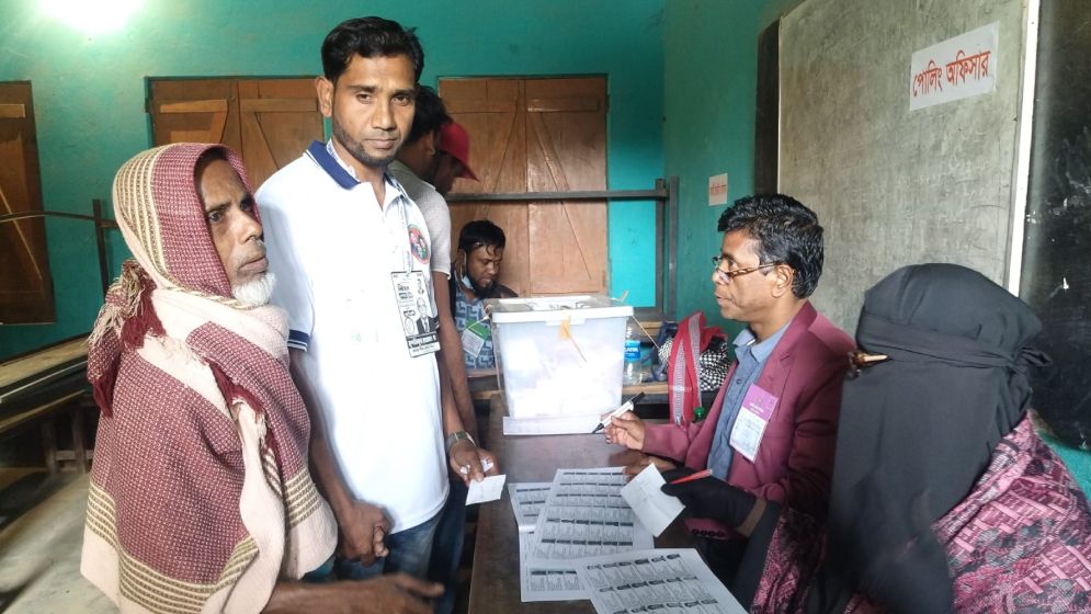 জন্মান্ধ হয়েও কেন্দ্রে এসে ভোট দিলেন শাহজাহান