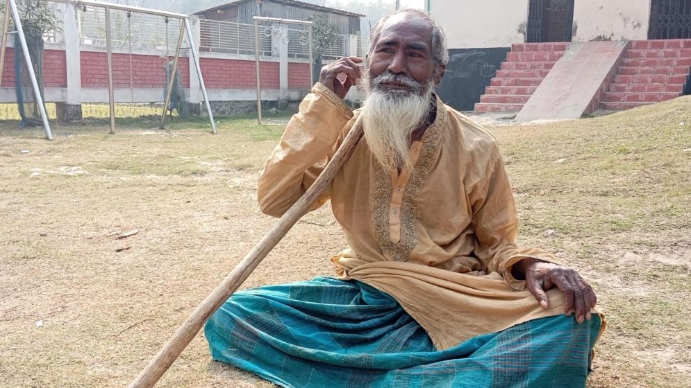 প্রতিবেশীর কাঁধে ভর করে ভোট দিলেন পঁচাত্তরোর্ধ্ব বৃদ্ধ