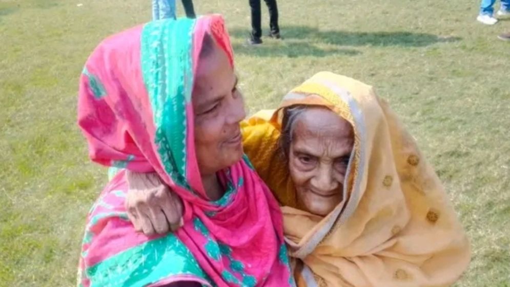 কোলে চড়ে এসে ভোট দিলেন শতবর্ষী রাবেয়া বেওয়া