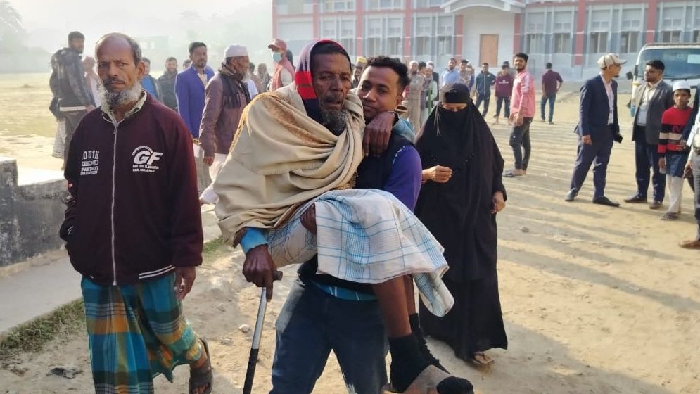 নাতির কোলে চড়ে ভোট দিলেন ৯৫ বছর বয়সি দাদা