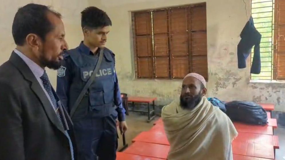 ভোটকেন্দ্রের গোপন কক্ষে ছবি তোলায় কুয়াকাটায় আটক ১