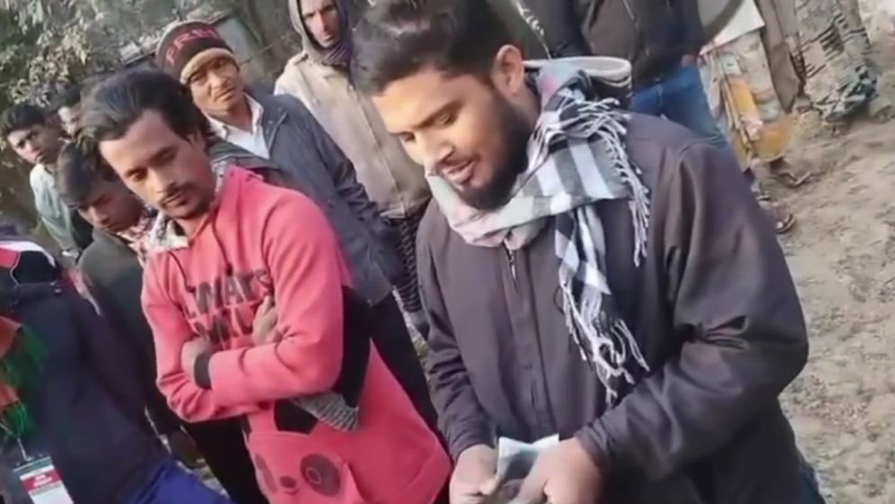 দাঁড়িপাল্লায় ভোট দিতে ভোটারদের নগদ টাকা বিতরণের সময় আটক ২