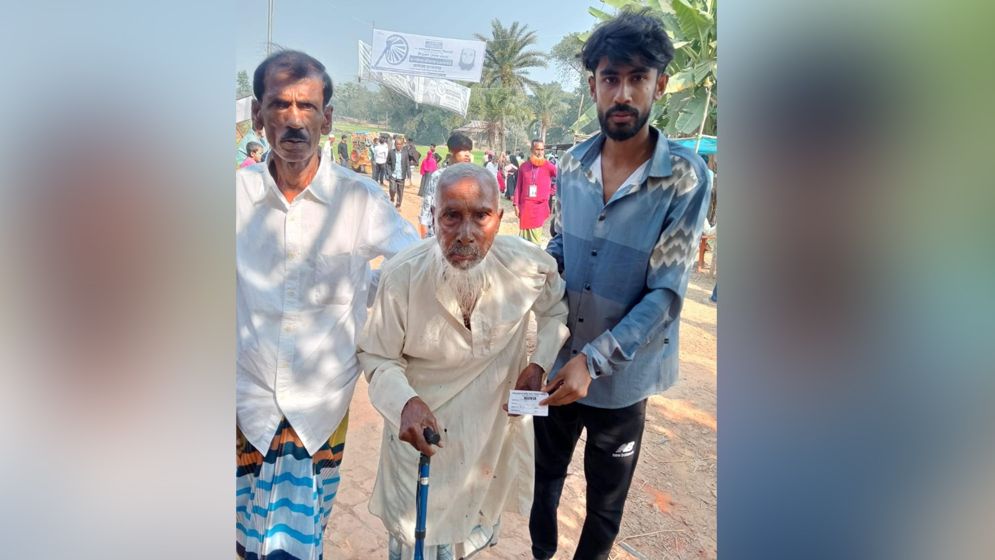 পছন্দের প্রার্থীকে ভোট দিলেন ১১০ বছরের বাজিত খান