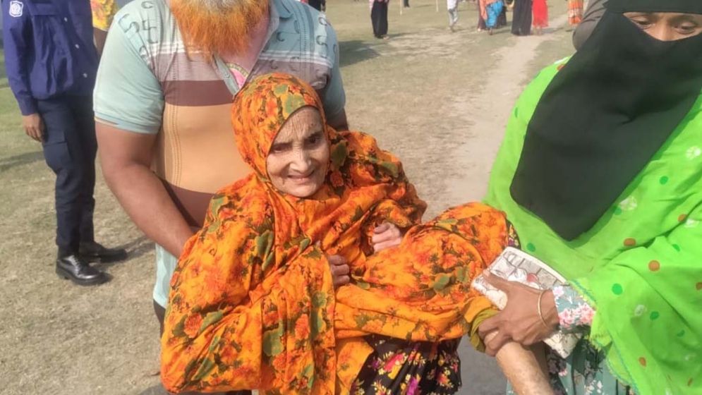 ছেলের কোলে চেপে ভোট দিলেন শতবর্ষী শুনাভান