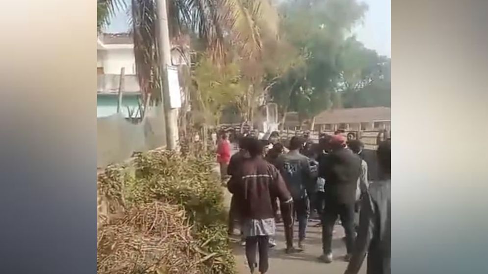 দুর্গাপুরে ভোটকেন্দ্রে দুই প্রার্থীর সমর্থকদের সংঘর্ষ