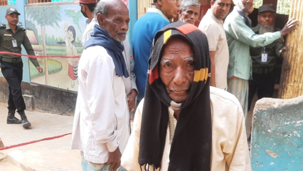 বয়স ১০৯, লাঠিতে ভর দিয়ে কেন্দ্রে এসে দিলেন ভোট