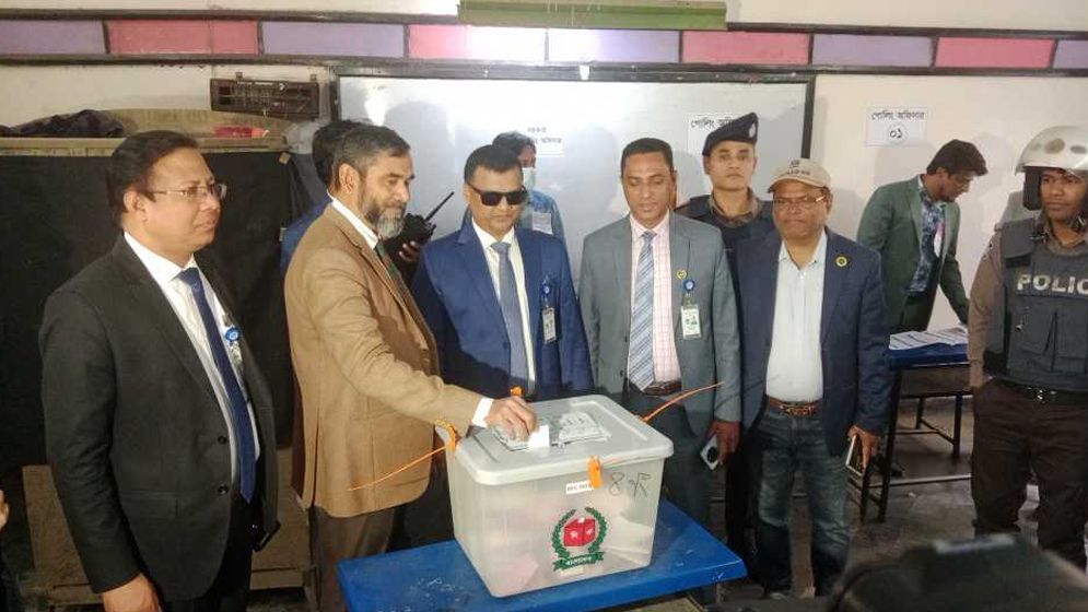 টাকা নিয়ে ধরা খাওয়াটা ভালো, দুর্নীতি কমবে: ইসি সানাউল্লাহ