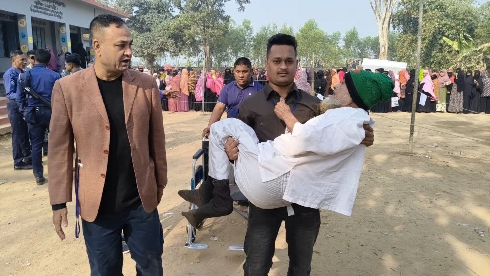 নাতির কোলে চড়ে ভোট দিলেন দাদা