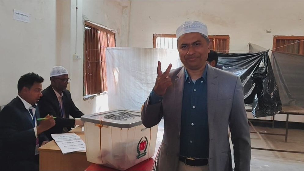 ভোট দিলেন স্বতন্ত্র প্রার্থী হাসান মামুন, নির্বাচন বানচালের চেষ্টার অভিযোগ