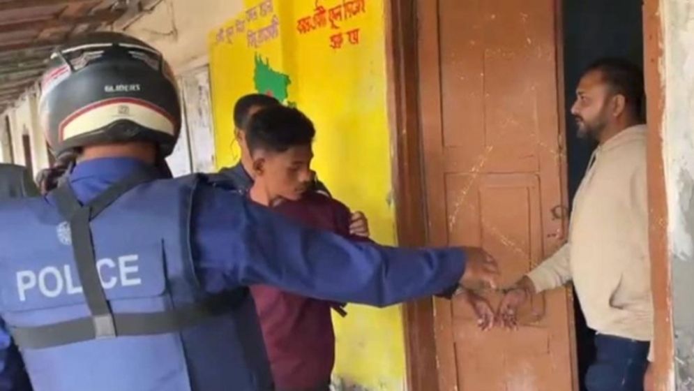 কলাপাড়ায় জালভোট দেওয়ার চেষ্টা, আটক ২