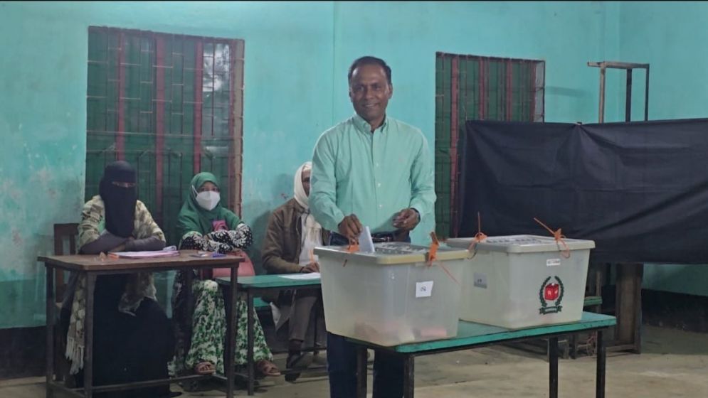 নিজ কেন্দ্রে ভোট দিলেন কায়সার কামাল