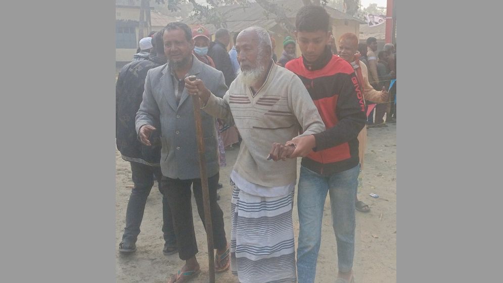 নাতির কাঁধে চড়ে ভোট দিলেন ৯২ বছরের তমিজ উদ্দিন