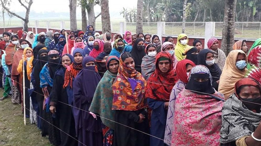 ভোটের লাইনে দাঁড়িয়ে সময় কাটাতে যা করবেন