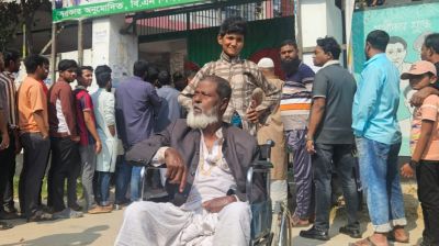 হুইলচেয়ারে এসে ভোট দিলেন ৭০ বছরের বৃদ্ধ