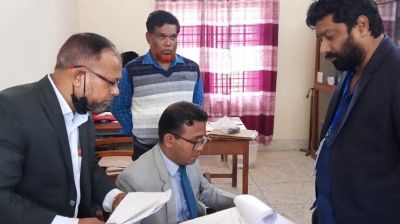 ভোটকেন্দ্রের কক্ষে টাকা বিতরণ, বিএনপি প্রার্থীর এজেন্টকে জরিমানা