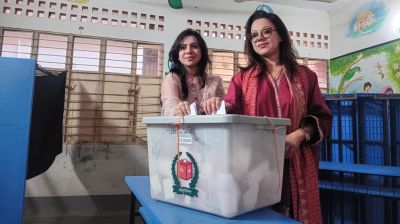 বাবার বাড়ির কেন্দ্রে ভোট দিলেন যমুনা গ্রুপের পরিচালক মনিকা ইসলাম ও রোজালিন ইসলাম