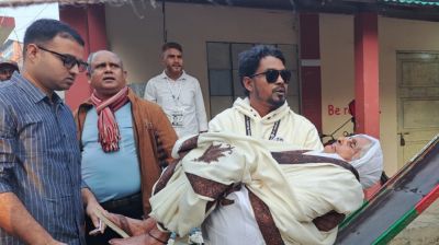 নাতির কোলে চড়ে ছেলেকে ভোট দিলেন শতবর্ষী সূর্য বানু