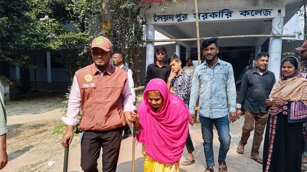 বয়সের ভার উপেক্ষা করেই ভোট দিচ্ছেন প্রবীণরা