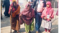 বয়সের ভারে ন্যুব্জ, শরীর ক্লান্ত, তবু দায়িত্বে অটল প্রবীণ ভোটাররা