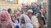 লাইনে দাঁড়িয়ে মোনাজাতের মাধ্যমে শুকরিয়া আদায় ভোটারদের