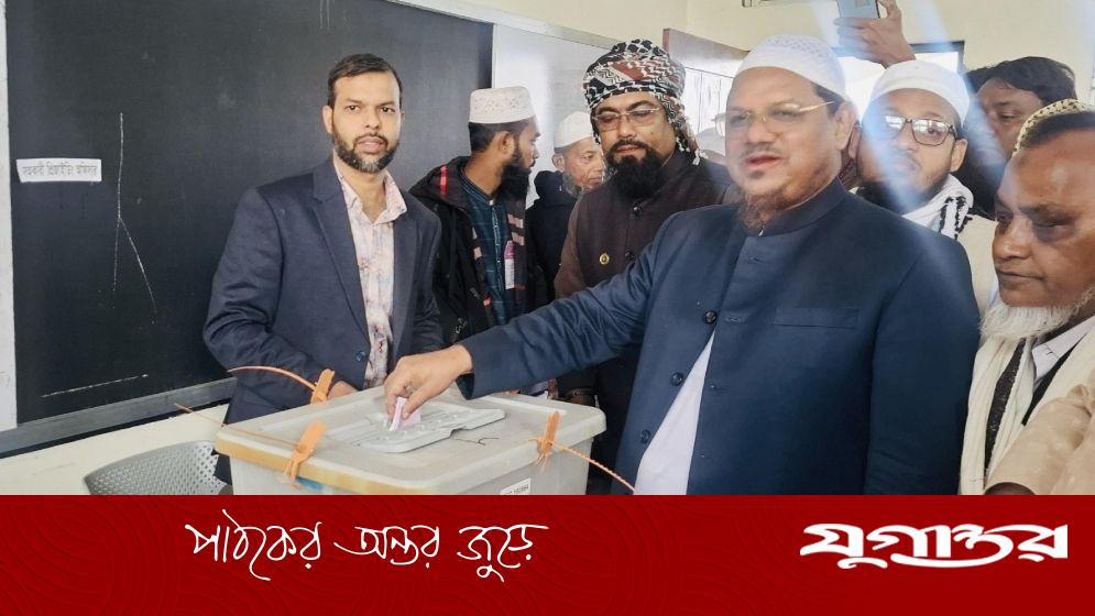 বরিশালে ত্রয়োদশ জাতীয় সংসদ নির্বাচন: ইসলামী আন্দোলনের আমিরসহ ভোটারদের অংশগ্রহণ