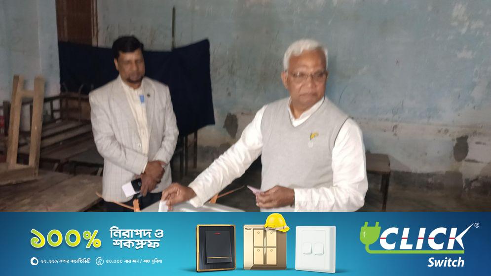 দিনাজপুর-৬ আসনে বিএনপি প্রার্থী ডা. জাহিদ হোসেন লাইনে দাঁড়িয়ে ভোট দিলেন