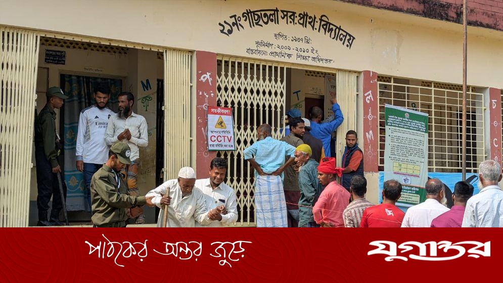 ৯০ বছর বয়সেও লাঠিতে ভর দিয়ে ভোট দিলেন মো. জব্বার, বললেন 'নাগরিক দায়িত্ব'