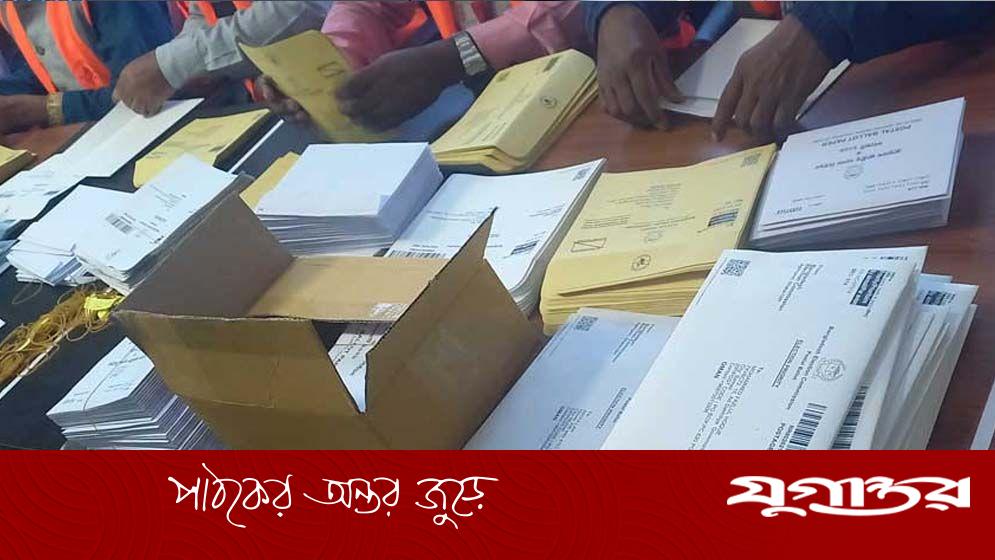 ৫৭ কিলোমিটার হেঁটে ও রিকশায় পোস্টাল ব্যালট পৌঁছে দিলেন দৃঢ়প্রতিজ্ঞ পোস্টম্যান