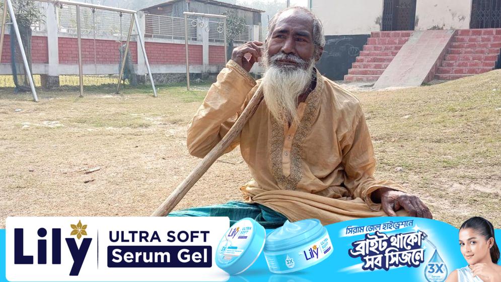 ৭৫ বছর বয়সে দেড় কিলোমিটার পথ হেঁটে ভোট দিলেন ফজলুল হক, প্রতিবেশীর কাঁধে ভর