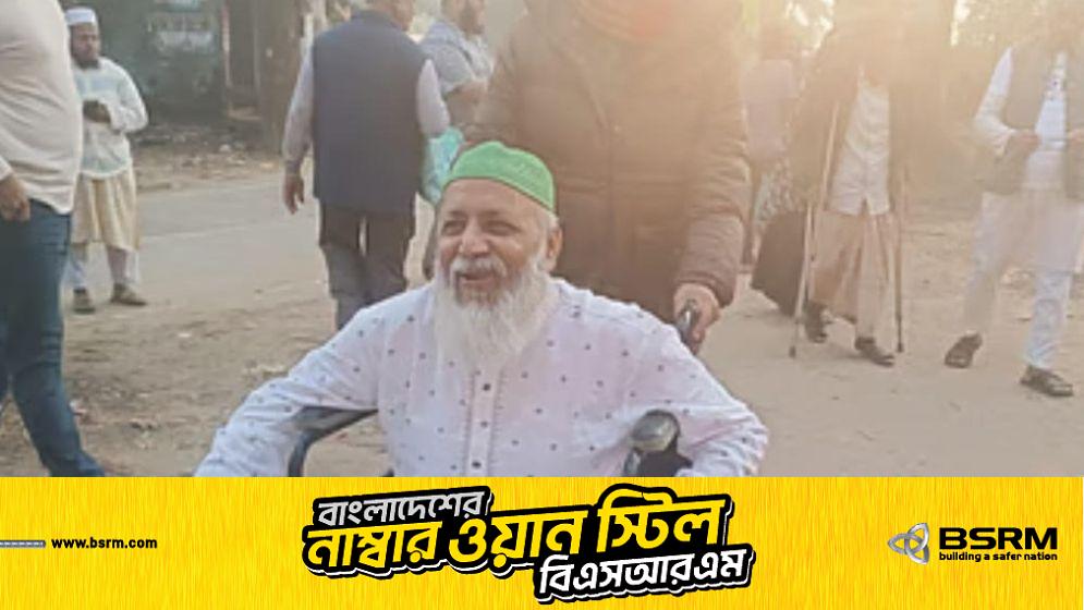 ১৭ বছর পর হুইলচেয়ারে চেপে ভোট দিলেন ৮০ বছরের আবদুল্লাহ