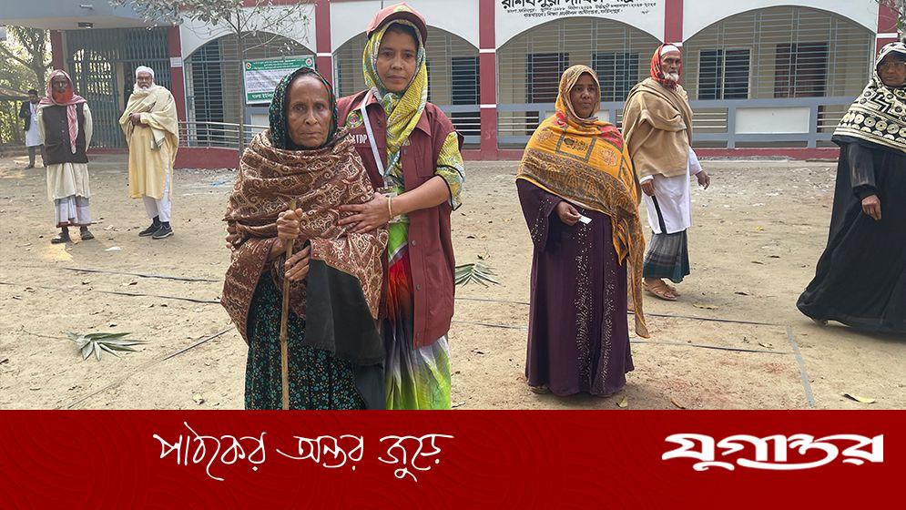 শতবর্ষী হাসিনা বেগমের 'জীবনের শেষ' ভোট: ফরিদপুরের ভাঙ্গায় গণতন্ত্রের অনন্য দৃষ্টান্ত