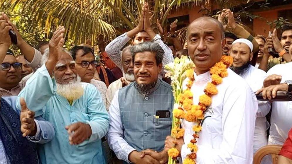 জয়ের মালা পরেই প্রতিদ্বন্দ্বীর বাড়িতে ছুটলেন আসাদুজ্জামান