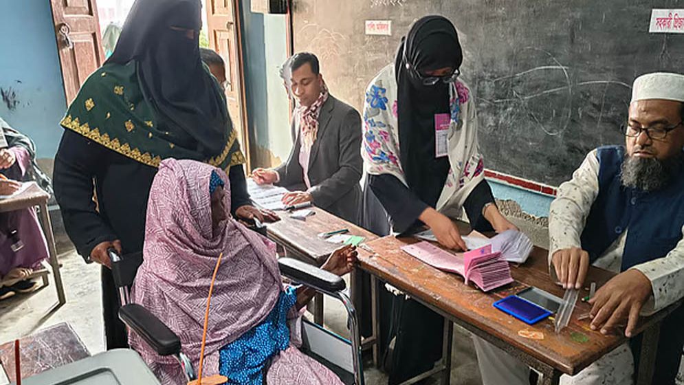 হুইলচেয়ারে বসে ভোট দিলেন অশীতিপর জরিনা বেগম